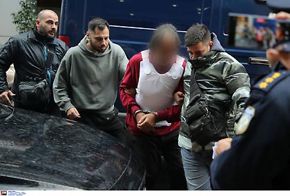 Στα δικαστήρια με αλεξίσφαιρο γιλέκο ο 70χρονος γυναικοκτόνος