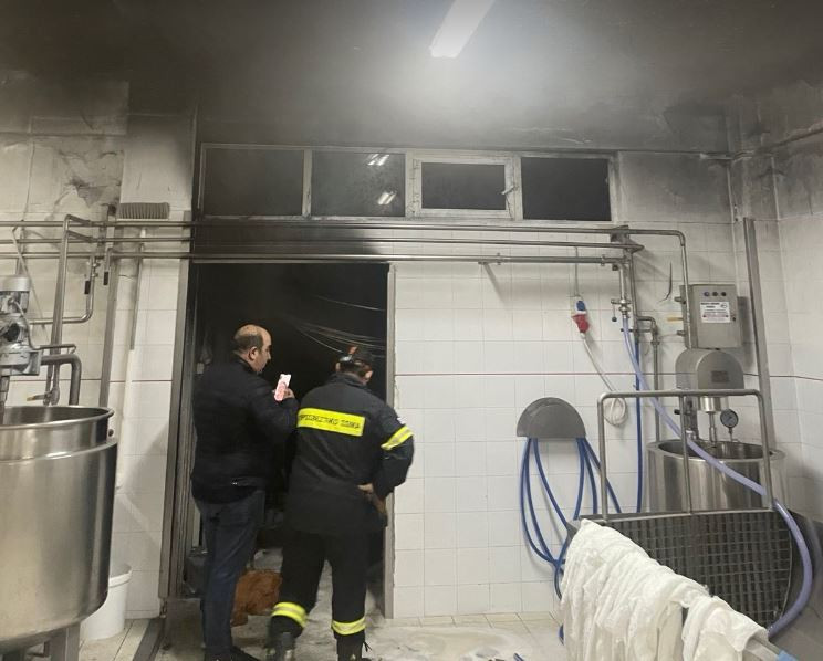 Κρήτη: Τυροκομείο έπιασε φωτιά - Η πυροσβεστική έριξε 12 τόνους αφρού για τη σβήσει
