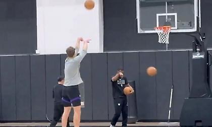 Καυτός Βεζένκοφ: Έβαλε 21 σερί τρίποντα στην προπόνηση των Κινγκς!