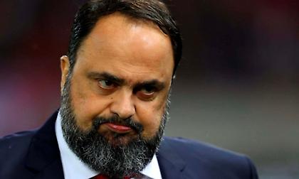 Οπαδός ισχυρίζεται ότι βρήκε τη διαπίστευση του Μαρινάκη πεταμένη σε θάμνο έξω από το γήπεδο της Φούλαμ!