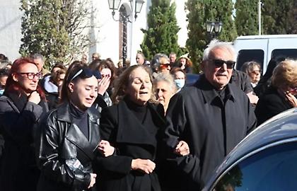 Σαλαμίνα: Θλίψη και οργή στην κηδεία της 43χρονης που δολοφόνησε ο 71χρονος