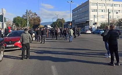 Έκλεισαν την Πέτρου Ράλλη διαμαρτυρόμενοι συγγενείς των προσαχθέντων από τα επεισόδια στου Ρέντη
