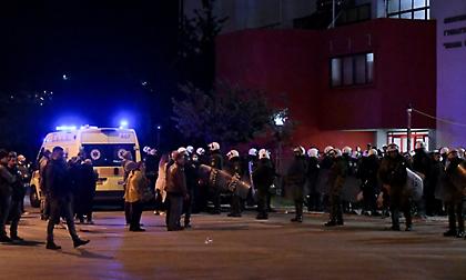 Καταδίκασε τα επεισόδια στου Ρέντη η ΕΣΗΕΑ: «Τραυματίστηκε δημοσιογράφος της ΕΡΤ από άνδρα των ΜΑΤ»