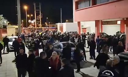 Η αστυνομία δεν αφήνει τον κόσμο να φύγει από το κλειστό του Ρέντη!