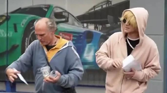 Ο Σάκης Ρουβάς μεταμφιεσμένος μοίραζε φυλλάδια σε δρόμους της Αθήνας