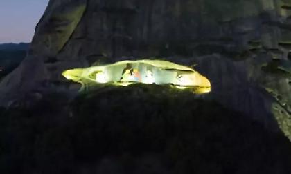 Η εντυπωσιακή φάτνη των Μετεώρων μέσα σε σπηλιά!