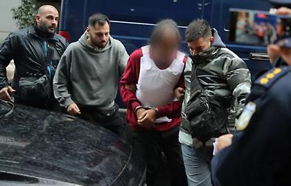 Σήμερα στον ανακριτή ο γυναικοκτόνος της Σαλαμίνας - Το μεσημέρι η κηδεία της 43χρονης