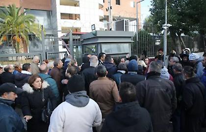 Δεκάδες γονείς προσαχθέντων για τον τραυματισμό αστυνομικού έξω από το Μεταγωγών