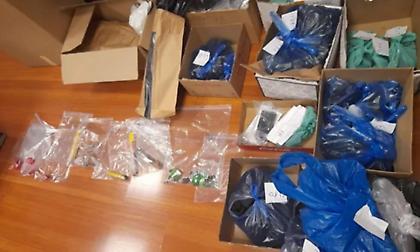 Μαχαίρια και φωτοβολίδες βρήκε η αστυνομία στο κλειστό του Ρέντη - Δείτε φωτογραφίες