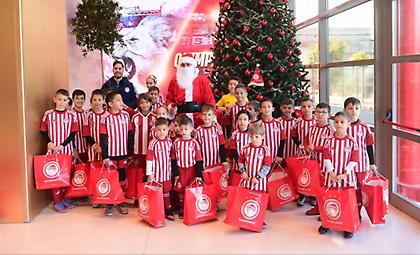 Βρέθηκαν στο Καραϊσκάκη και πήραν τα δώρα τους από τον Άγιο... Νίκο Βαμβακούλα τα παιδιά των σχολών του Ολυμπιακού!