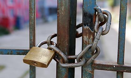 Σε κεκλεισμένων των θυρών παντού μέχρι νεωτέρας προσανατολίζεται το Μαξίμου!