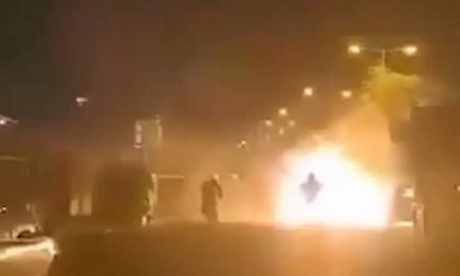 Mαρτυρία για τον τραυματισμό αστυνομικού: «Η φωτοβολίδα είχε καρφωθεί στο πόδι του και δεν έσβηνε»