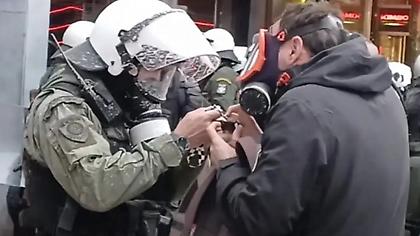 Άνδρας των ΜΑΤ απείλησε δημοσιογράφο στα Πατήσια: «Θα σε συλλάβω, δεν με ενδιαφέρει τι είσαι»