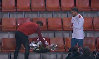 Οι αρχηγοί των Γρανάδα και Μπιλμπάο άφησαν λουλούδια στη θέση του οπαδού που πέθανε