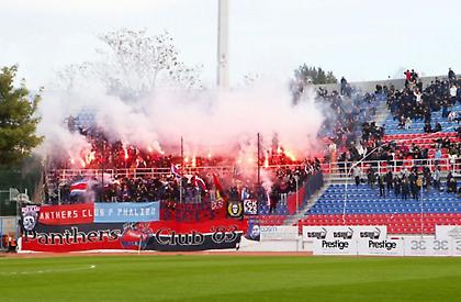 Υπάρχει κι αυτό το ποδόσφαιρο: Το κέρασμα των οπαδών του Πανιωνίου σε αυτούς του Εθνικού στις κερκίδες