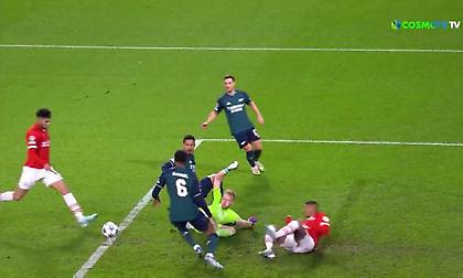 Η απίθανη διπλή ευκαιρία και το δοκάρι της Αϊντχόφεν