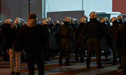 Καταγγελία της μητέρας του 18χρονου για απειλές για τη ζωή του - «Πόσους βιασμούς να αντέξει πριν κρεμαστεί;»