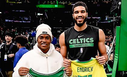 Στη Βοστώνη για το Σέλτικς-Καβαλίερς ο Έντρικ - Αντάλλαξε φανέλες και πόζαρε με τον Τέιτουμ!