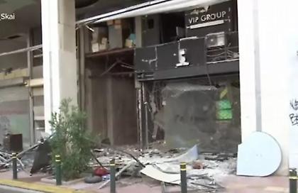 Ισχυρή έκρηξη σε είσοδο πολυκατοικίας στον Πειραιά - Εντοπίστηκε μεγάλη ποσότητα εκρηκτικής ύλης