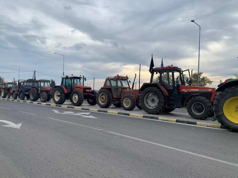 Στους δρόμους με τα τρακτέρ οι αγρότες της Λάρισας