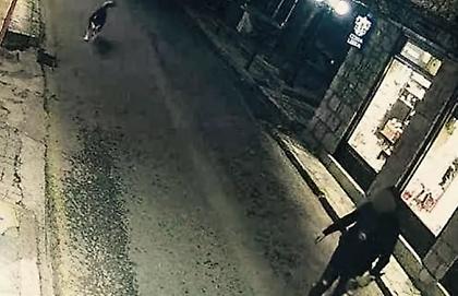 Αράχωβα: Σε φωτογραφίες φαίνεται το χάσκι να ακολουθεί έναν ύποπτο που κρατά ομπρέλα