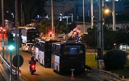 Μαρτυρία διμοιρίτη: «Έπεφταν φωτοβολίδες κι όταν ο αστυνομικός ήταν στο έδαφος-Χτυπήθηκε κι από μολότοφ»