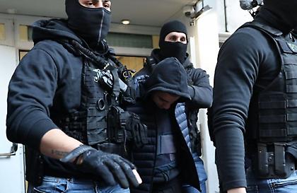 Απολογείται σήμερα ο 18χρονος για την επίθεση με φωτοβολίδα εναντίον αστυνομικού - Ο ρόλος του 26χρονου μάνατζερ τράπερ