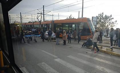 Τραγωδία στο Παλαιό Φάληρο: Ένας νεκρός και ένας βαριά τραυματίας από τη σύγκρουση αυτοκινήτου με τραμ