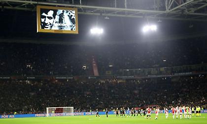 Ανατριχίλα στην «Γιόχαν Κρόιφ Αρένα», τίμησε τη μνήμη του Κώστα Νεστορίδη ο Άγιαξ