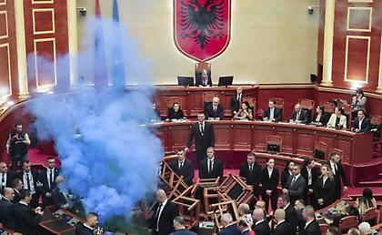 Χαμός στην Αλβανία, μπράβοι και καπνογόνα στο κοινοβούλιο!