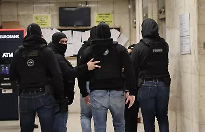 Eπεισόδια στου Ρέντη: Βρέθηκε πυρίτιδα και στα χέρια του 26χρονου μάνατζερ τράπερ