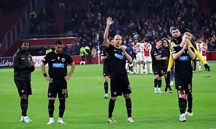 «Πρωτάθλημα και κύπελλο δικέφαλε αετέ»: Αποθέωση από τους φίλους της ΑΕΚ μετά τον αποκλεισμό