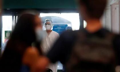 Για πρώτη φορά τις τελευταίες εβδομάδες μειώνονται τα κρούσματα κορωνοϊού στην Ιταλία