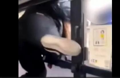 Επιβάτιδα λεωφορείου βγήκε από το παράθυρο για να γλιτώσει τον ελεγκτή - Δείτε το βίντεο