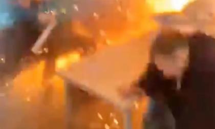 Βίντεο-σοκ από τη στιγμή που άνδρας ρίχνει χειροβομβίδες σε δημοτικό συμβούλιο!