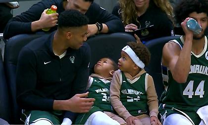 Υπέροχη στιγμή: Ο Αντετοκούνμπο έβαλε τα παιδιά του στον πάγκο των Μπακς την ώρα του αγώνα