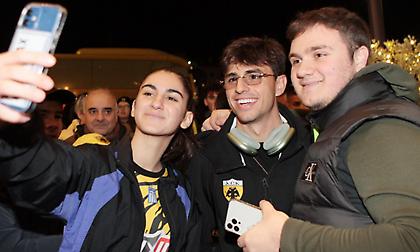 Φίλοι της ΑΕΚ υποδέχθηκαν την αποστολή στο Αγρίνιο