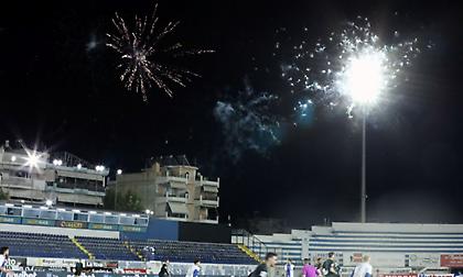 Χαμός από πυροτεχνήματα στο Περιστέρι κατά τη διάρκεια του Ατρόμητος-Παναθηναϊκός!
