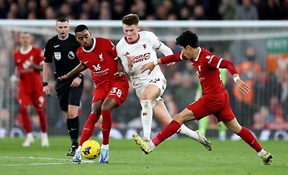 Μπλόκαρε τη Λίβερπουλ μέσα στο Άνφιλντ και… έφτιαξε την Άρσεναλ η Μάντσεστερ Γιουνάιτεντ!