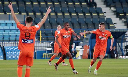 Φανταστικό γκολ του Ελίασον με πλασέ στο «παραθυράκι» του Καπίνο και προβάδισμα δυο τερμάτων για την ΑΕΚ