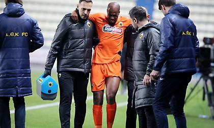 ΑΕΚ: Έφυγε υποβασταζόμενος ο Σιντιμπέ