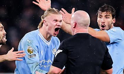 Ακριβά θα πληρώσει το «πέσιμο» των παικτών της στον διαιτητή, Σάιμον Χούπερ, η Μάντσεστερ Σίτι!