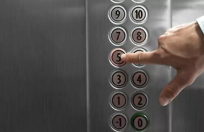 Θεσσαλονίκη: Παρίσταναν τους ηλεκτρολόγους και τους συντηρητές ανελκυστήρων και «ξάφριζαν» σπίτια