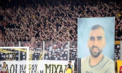 Προσκυνητάρι για τον Μιχάλη Κατσούρη και το όνομά του σε πεζογέφυρα δίπλα από την OPAP Arena