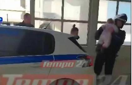 Μωρό που κινδύνευε η ζωή του μεταφέρθηκε με περιπολικό στο νοσοκομείο