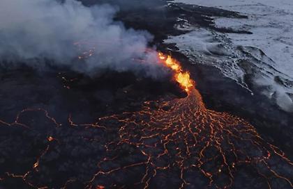 Ισλανδία: Εικόνες αποκάλυψης και προειδοποιήσεις για ρύπανση μετά την έκρηξη ηφαιστείου