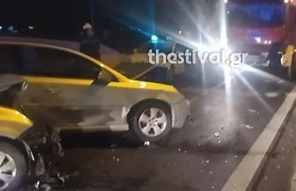 Μετωπική σύγκρουση οχημάτων τα ξημερώματα στη Θεσσαλονίκη- Δύο τραυματίες