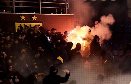 Δικογραφίες σε 13 οπαδούς του Άρη για πυρσούς και είσοδο στον αγωνιστικό χώρο μετά το ματς με τον Ολυμπιακό