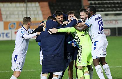 Η στιγμή της αγωνιστικής: Η αποθέωση στον Γραμματικάκη από τους συμπαίκτες του μετά το ντεμπούτο του 20χρονου!