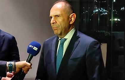 Γεραπετρίτης για τη ροζ ελληνική σημαία: «Πρόκειται για το προξενείο, όχι για γκαλερί»